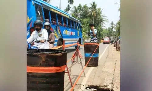 मूझिकारा रोड पर गड्ढा यात्रियों के लिए खतरा बना हुआ मूझिकारा रोड पर गड्ढा यात्रियों के लिए खतरा बना हुआ