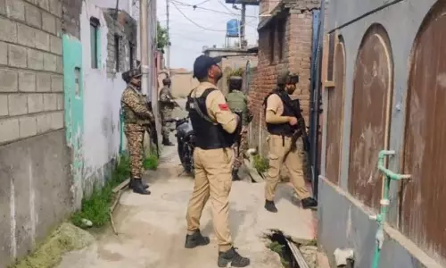 Srinagar में छापेमारी, दक्षिण कश्मीर में 2 आतंकी सहयोगी गिरफ्तार