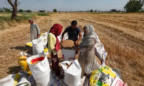Jammu: भारत-पाकिस्तान के बीच तनाव बढ़ने से सीमावर्ती ग्रामीण चिंतित Jammu: भारत-पाकिस्तान के बीच तनाव बढ़ने से सीमावर्ती ग्रामीण चिंतित