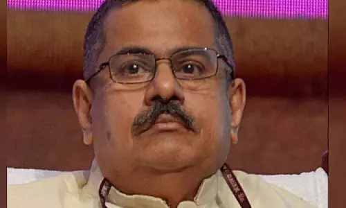 केरल के विपक्ष के नेता ने के एम अब्राहम से मुख्य प्रधान सचिव पद से इस्तीफा मांगा केरल के विपक्ष के नेता ने के एम अब्राहम से मुख्य प्रधान सचिव पद से इस्तीफा मांगा