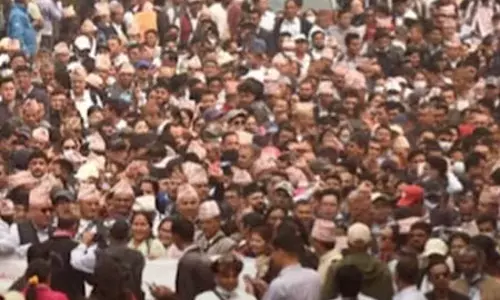 शिक्षा सुधारों की मांग को लेकर प्रदर्शन कर रहे शिक्षकों और पुलिस में झड़प शिक्षा सुधारों की मांग को लेकर प्रदर्शन कर रहे शिक्षकों और पुलिस में झड़प