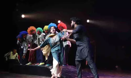 Chandigarh: छात्रों के व्यंग्य नाटक ने दर्शकों को मंत्रमुग्ध कर दिया