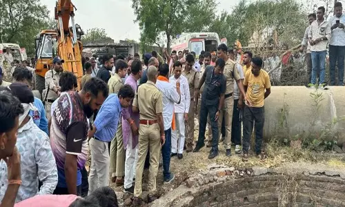 वैन के कुएं में गिरने से पांच लोगों की मौत की आशंका; एक बचावकर्मी की मौत, चार घायल