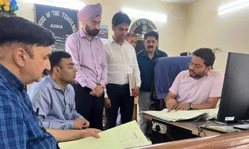 DC ने अरनिया-बिश्नाह में गिरदावरी पंजीकरण का निरीक्षण किया DC ने अरनिया-बिश्नाह में गिरदावरी पंजीकरण का निरीक्षण किया