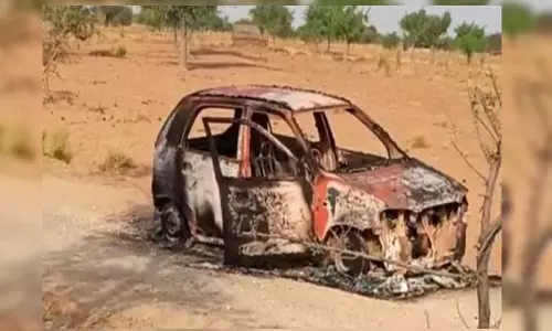 जली हुई कार मिली युवक की अधजली लाश, इलाके में फैली सनसनी जली हुई कार मिली युवक की अधजली लाश, इलाके में फैली सनसनी