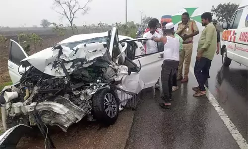 Telangana : कोडंगल में दो कारों की टक्कर, तीन की मौत Telangana : कोडंगल में दो कारों की टक्कर, तीन की मौत