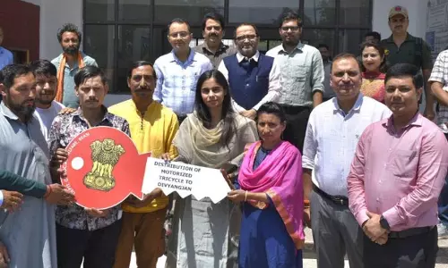 Reasi में दिव्यांग व्यक्तियों को मोटर चालित तिपहिया साइकिलें प्रदान की Reasi में दिव्यांग व्यक्तियों को मोटर चालित तिपहिया साइकिलें प्रदान की