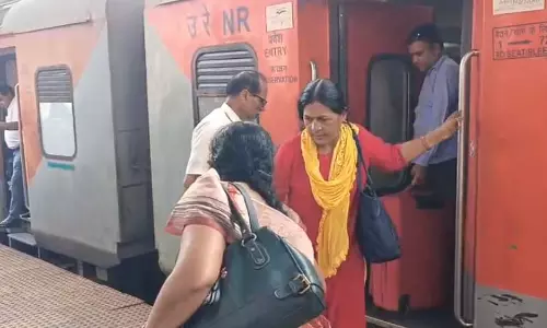रायपुर स्टेशन पहुंची ट्रेन तो कश्मीर से लौटे पर्यटकों ने ली राहत की सांस
