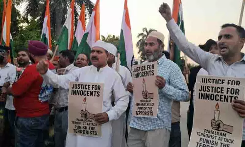 Chandigarh निवासियों ने पहलगाम हमले के पीड़ितों के प्रति शोक व्यक्त करते हुए कैंडल मार्च और विशेष प्रार्थना की Chandigarh निवासियों ने पहलगाम हमले के पीड़ितों के प्रति शोक व्यक्त करते हुए कैंडल मार्च और विशेष प्रार्थना की
