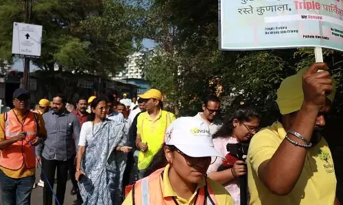 Supriya Sule खराब सड़कों और असुरक्षित स्थितियों के खिलाफ मौन विरोध में बावधन निवासियों के साथ शामिल हुई