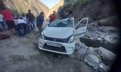 Himachal: कार खाई में गिरी, दो लोगों की मौत