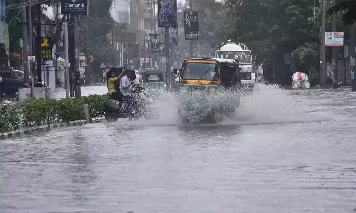 Andhra Pradesh के कुरनूल के कुछ हिस्सों में भारी बारिश