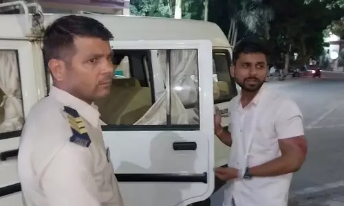 Jabalpur : भाजयुमो नेता ने नियमित वाहन जांच के दौरान पुलिस पर हमला करने का आरोप लगाया Jabalpur : भाजयुमो नेता ने नियमित वाहन जांच के दौरान पुलिस पर हमला करने का आरोप लगाया