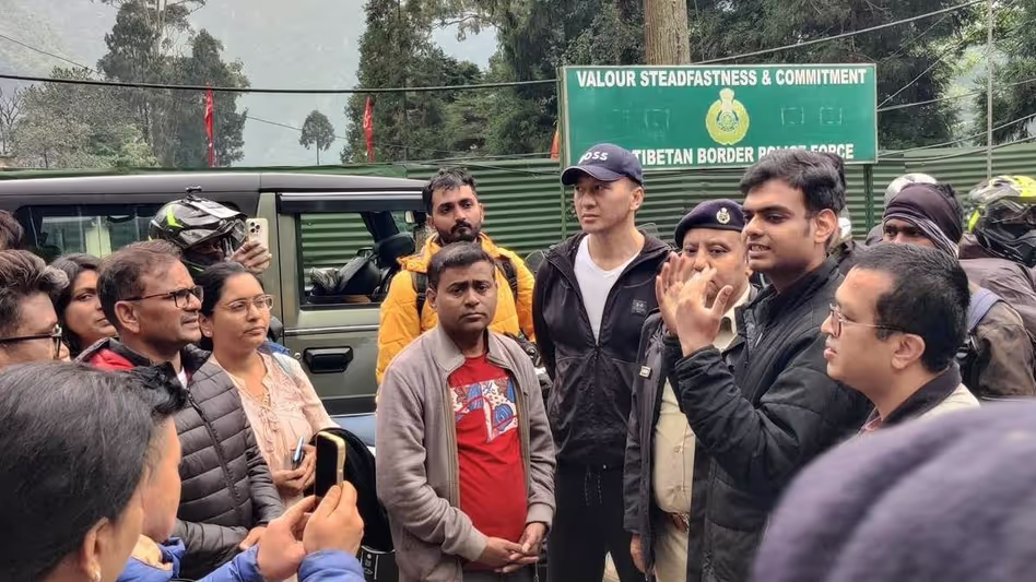 Sikkim में सड़क अवरोध हटाए गए, फंसे हुए पर्यटकों को निकाला गया Sikkim में सड़क अवरोध हटाए गए, फंसे हुए पर्यटकों को निकाला गया