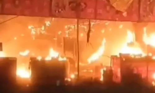 Shahjahanpur में आग लगने से कॉस्मेटिक शॉप का सारा सामान नष्ट Shahjahanpur में आग लगने से कॉस्मेटिक शॉप का सारा सामान नष्ट