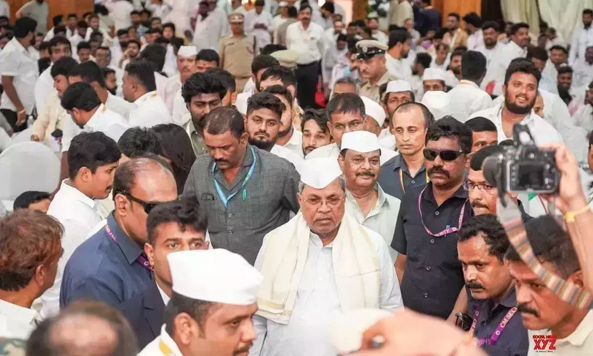 Karnataka: सावरकर और गोलवलकर ने अंबेडकर के संविधान का विरोध किया Karnataka: सावरकर और गोलवलकर ने अंबेडकर के संविधान का विरोध किया