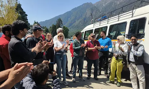डर को मात देकर, सुंदरता को अपनाते हुए: पर्यटक आशा और विश्वास के साथ Pahalgam लौटे डर को मात देकर, सुंदरता को अपनाते हुए: पर्यटक आशा और विश्वास के साथ Pahalgam लौटे