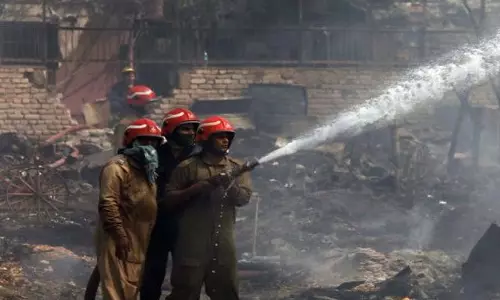 Delhi रोहिणी की झुग्गी बस्ती में दो बच्चों की जलकर मौत