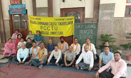 College शिक्षकों ने सातवें वेतन आयोग के समान क्रियान्वयन की मांग को लेकर भूख हड़ताल की