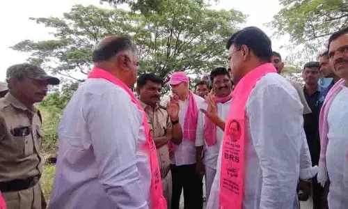 परिवहन अधिकारियों ने खम्मम BRS कार्यकर्ताओं को वारंगल बैठक में ले जा रही बसों को रोका परिवहन अधिकारियों ने खम्मम BRS कार्यकर्ताओं को वारंगल बैठक में ले जा रही बसों को रोका