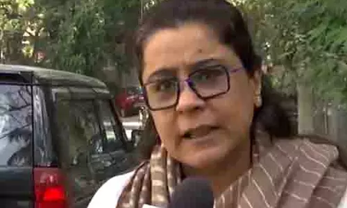 आप का दावा, BJP सरकार द्वारा दिल्ली की सड़कों से 2,000 बसें हटाने के बाद यात्री गर्मी में फंसे