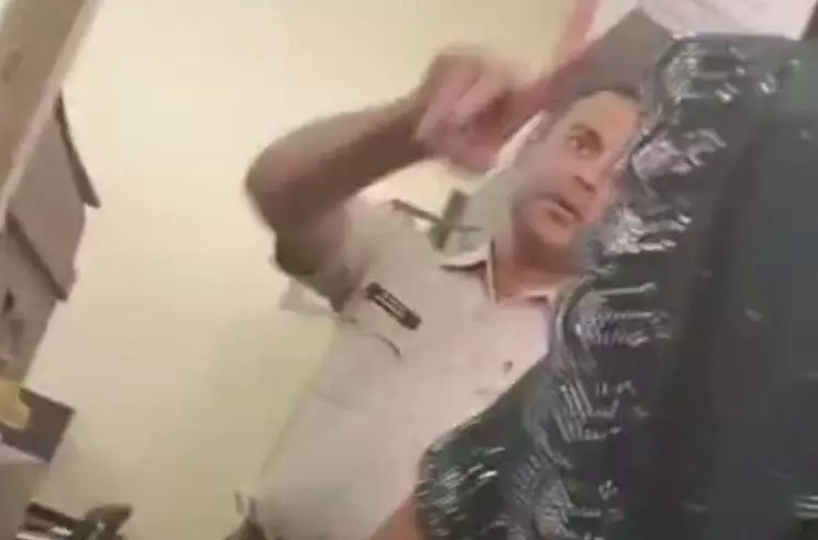 पुलिस अधिकारी ने 30 हजार रिश्वत मांगी, लापता लड़की की मां का आरोप पुलिस अधिकारी ने 30 हजार रिश्वत मांगी, लापता लड़की की मां का आरोप