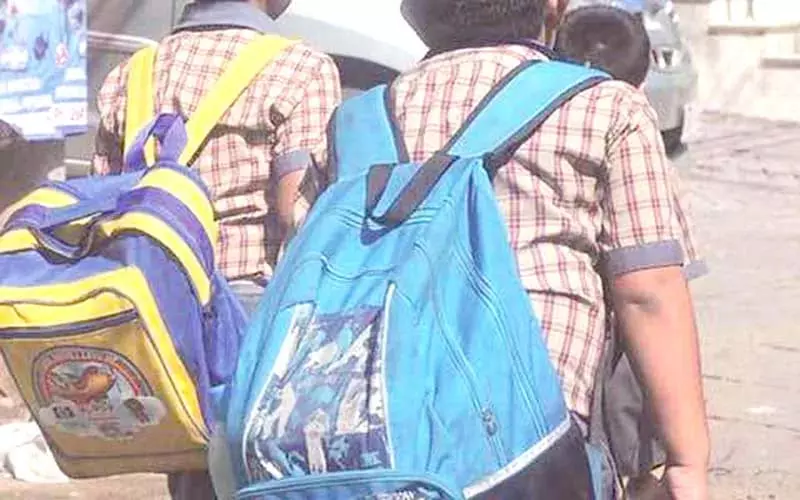 DSEJ ने स्कूल बैग हल्का करने को NCERT दिशानिर्देश लागू करने के निर्देश दिए DSEJ ने स्कूल बैग हल्का करने को NCERT दिशानिर्देश लागू करने के निर्देश दिए