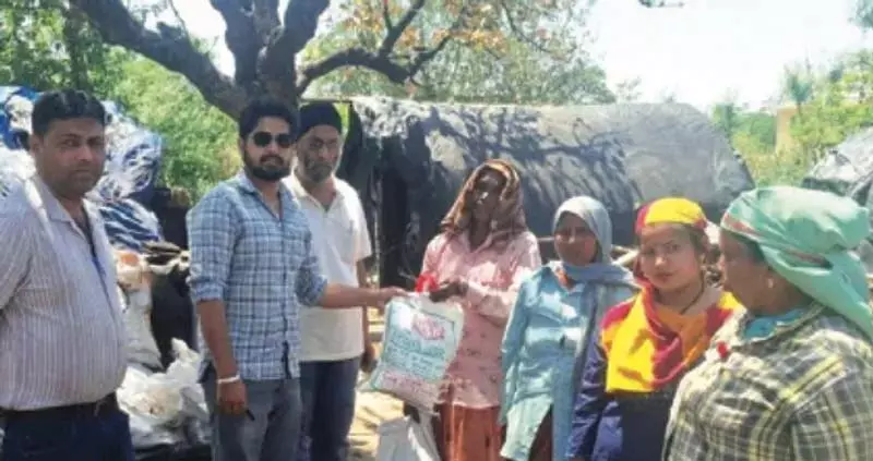 कठुआ में अग्निकांड प्रभावित परिवारों को राहत प्रदान की गई कठुआ में अग्निकांड प्रभावित परिवारों को राहत प्रदान की गई