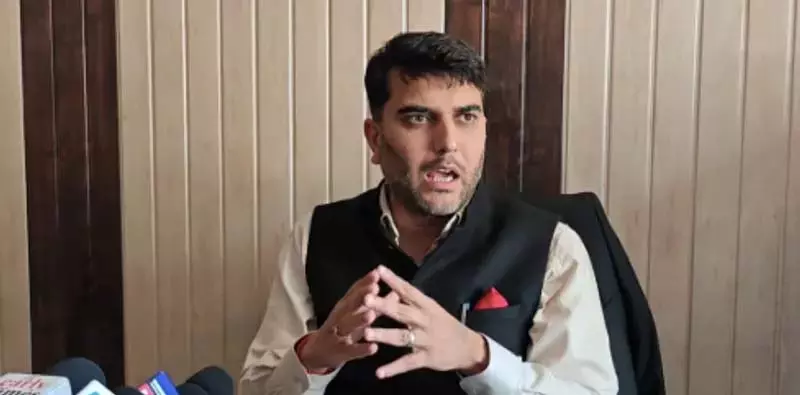 रामबन विधायक ने बाढ़ पीड़ितों के लिए 1 करोड़ रुपये की सीडीएफ राहत की घोषणा की रामबन विधायक ने बाढ़ पीड़ितों के लिए 1 करोड़ रुपये की सीडीएफ राहत की घोषणा की