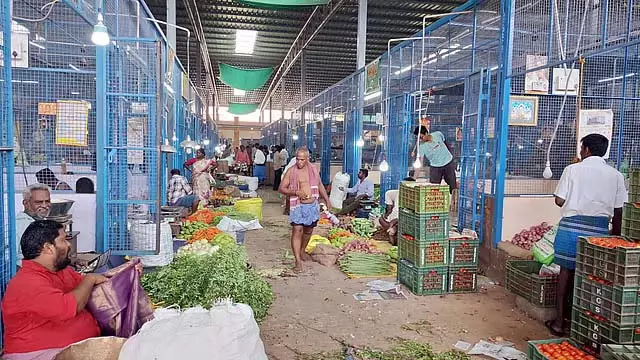 कांचीपुरम राजाजी बाजार में सब्जी की दुकानों के कारण व्यवधान कांचीपुरम राजाजी बाजार में सब्जी की दुकानों के कारण व्यवधान