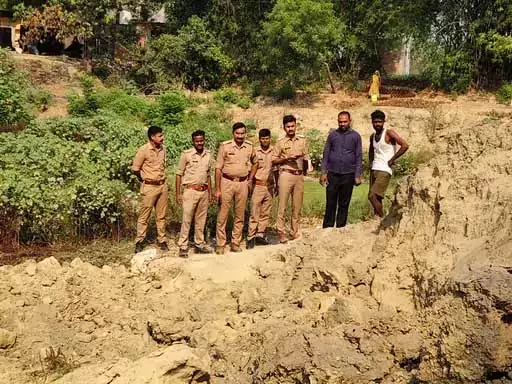 5 महिलाओं की मौत, मिट्टी का टीला ढहने से मची चीख पुकार 5 महिलाओं की मौत, मिट्टी का टीला ढहने से मची चीख पुकार