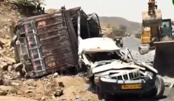 Mirzapur: ट्रक की चपेट में आई एंबुलेंस, चार की मौत, गर्भवती महिला और दो अन्य घायल Mirzapur: ट्रक की चपेट में आई एंबुलेंस, चार की मौत, गर्भवती महिला और दो अन्य घायल