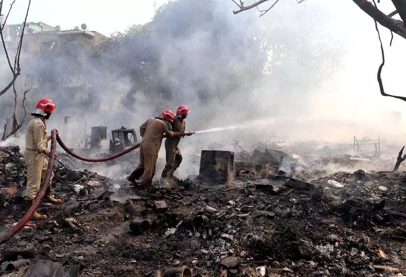 रोहिणी में झुग्गियों में भीषण आग लगने से दो बच्चों की मौत रोहिणी में झुग्गियों में भीषण आग लगने से दो बच्चों की मौत