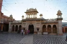 Karni Mata Temple: भारत का अनोखा मंदिर जहां पूजे जाते है चूहे Karni Mata Temple: भारत का अनोखा मंदिर जहां पूजे जाते है चूहे