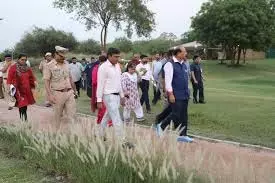 Delhi: यमुना के डूब क्षेत्र में मार्गों पर जूट कालीन बिछाने का काम शुरू Delhi: यमुना के डूब क्षेत्र में मार्गों पर जूट कालीन बिछाने का काम शुरू