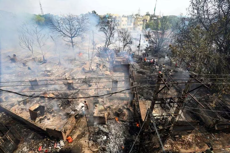 Delhi के रोहिणी में झुग्गियों में आग से 2 बच्चों की मौत, 800 झुग्गियां जलकर खाक Delhi के रोहिणी में झुग्गियों में आग से 2 बच्चों की मौत, 800 झुग्गियां जलकर खाक