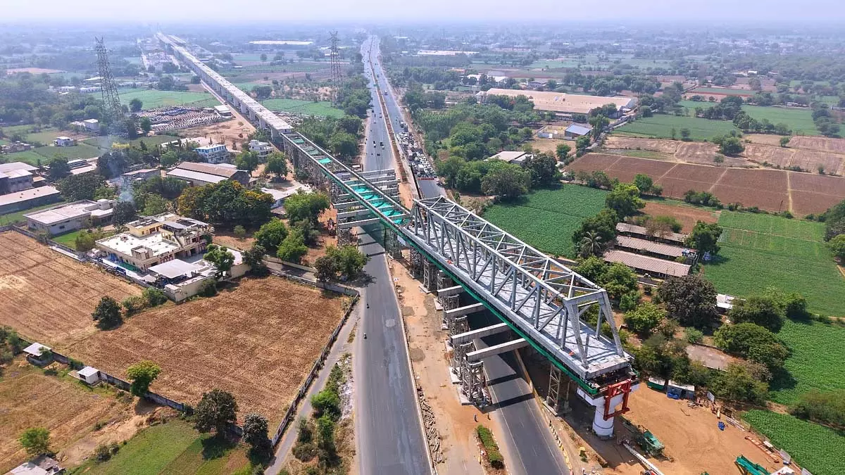 मुंबई-अहमदाबाद बुलेट ट्रेन परियोजना: NH-48 पर पहला 100 मीटर लंबा स्टील ब्रिज लॉन्च किया मुंबई-अहमदाबाद बुलेट ट्रेन परियोजना: NH-48 पर पहला 100 मीटर लंबा स्टील ब्रिज लॉन्च किया
