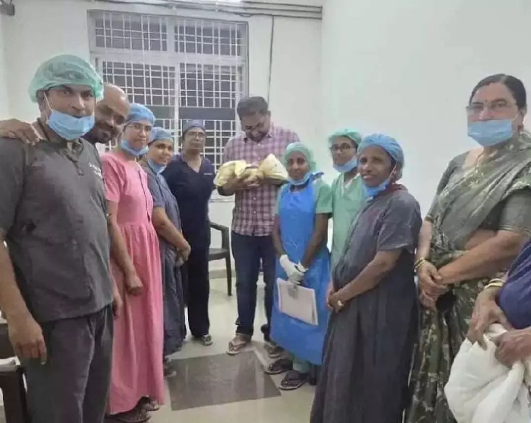 Peddapalli कलेक्टर की पत्नी ने सरकारी अस्पताल में स्वस्थ बच्चे को जन्म दिया Peddapalli कलेक्टर की पत्नी ने सरकारी अस्पताल में स्वस्थ बच्चे को जन्म दिया