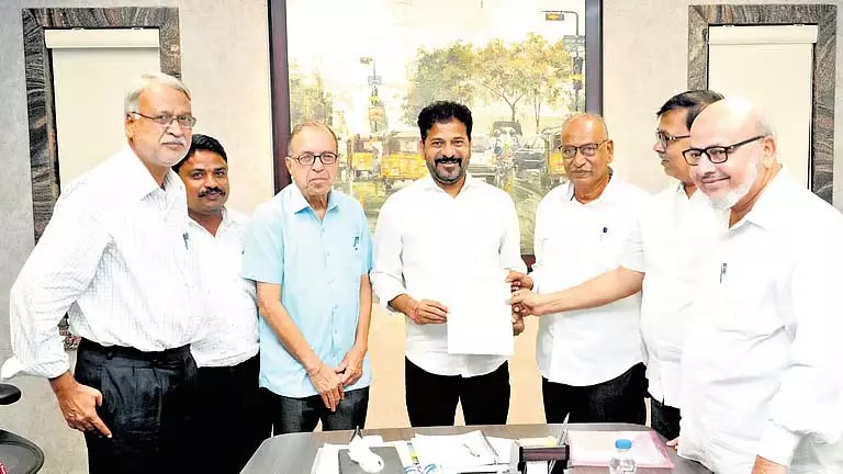 कांग्रेस सरकार नक्सलवाद को सामाजिक नजरिए से देखती है: CM Revanth Reddy कांग्रेस सरकार नक्सलवाद को सामाजिक नजरिए से देखती है: CM Revanth Reddy