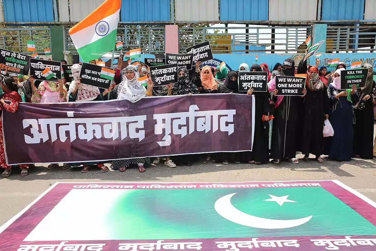 Bhopal के नागरिकों ने आतंकी हमले के पीड़ितों को श्रद्धांजलि दी Bhopal के नागरिकों ने आतंकी हमले के पीड़ितों को श्रद्धांजलि दी
