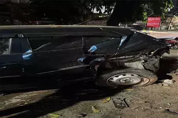 Ranchi: नशे में धुत कार चला रहे युवकों ने खड़ी गाड़ी में मारी टक्कर Ranchi: नशे में धुत कार चला रहे युवकों ने खड़ी गाड़ी में मारी टक्कर