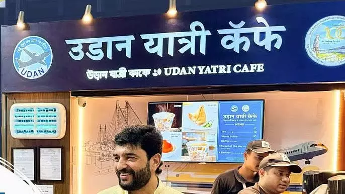 ₹10 में चाय, कॉफी, पानी, ₹20 में समोसा और मिठाई पुणे एयरपोर्ट पर बजट-फ्रेंडली ‘उड़ान कैफे’ शुरू ₹10 में चाय, कॉफी, पानी, ₹20 में समोसा और मिठाई पुणे एयरपोर्ट पर बजट-फ्रेंडली ‘उड़ान कैफे’ शुरू