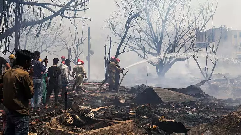 Delhi में झुग्गियों में आग से दो बच्चों की मौत, 800 झुग्गियां जलकर खाक Delhi में झुग्गियों में आग से दो बच्चों की मौत, 800 झुग्गियां जलकर खाक
