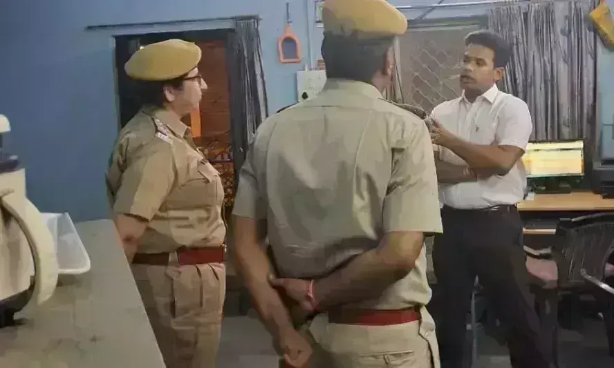 Chittorgarh: कलेक्टर ने कंट्रोल रूम का निरीक्षण कर सुरक्षा बढ़ाने के दिए निर्देश Chittorgarh: कलेक्टर ने कंट्रोल रूम का निरीक्षण कर सुरक्षा बढ़ाने के दिए निर्देश