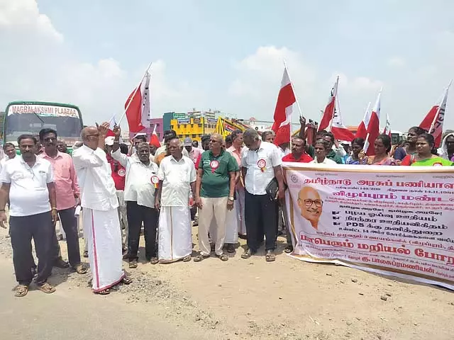 विल्लुपुरम में सड़क जाम करने पर तमिलनाडु सरकारी कर्मचारी संघ के सदस्य गिरफ्तार विल्लुपुरम में सड़क जाम करने पर तमिलनाडु सरकारी कर्मचारी संघ के सदस्य गिरफ्तार