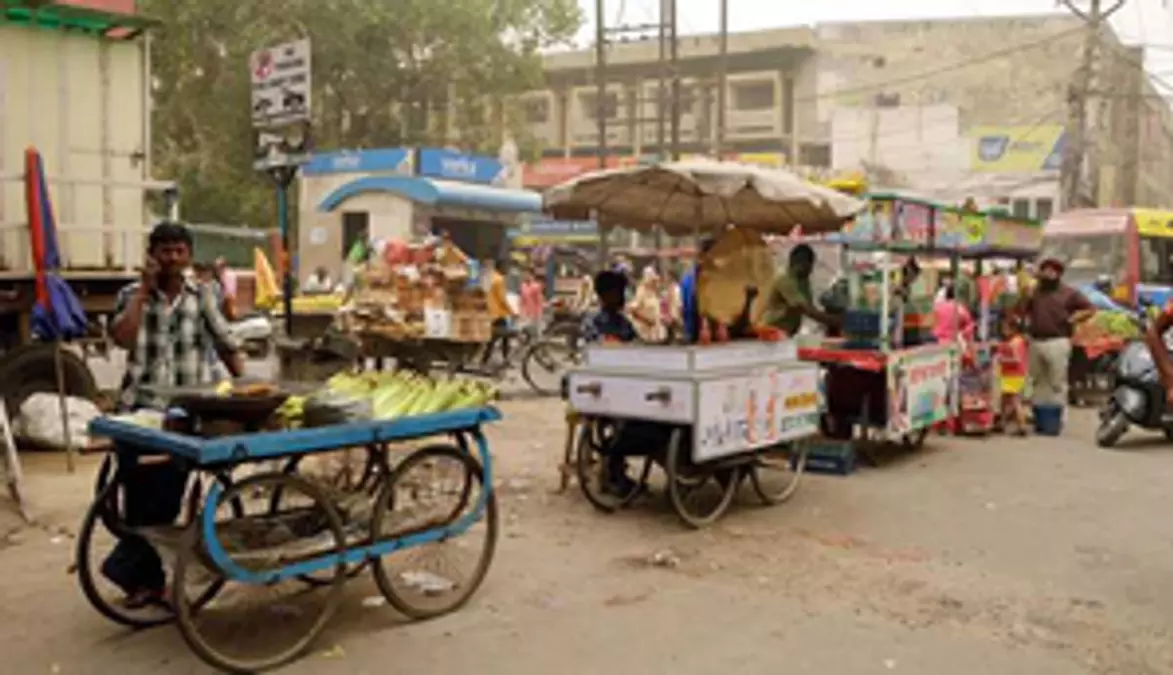 Lucknow: स्ट्रीट वेंडरों को राहत, 95 बैंकों ने बिना गारंटी के दिए ऋण Lucknow: स्ट्रीट वेंडरों को राहत, 95 बैंकों ने बिना गारंटी के दिए ऋण