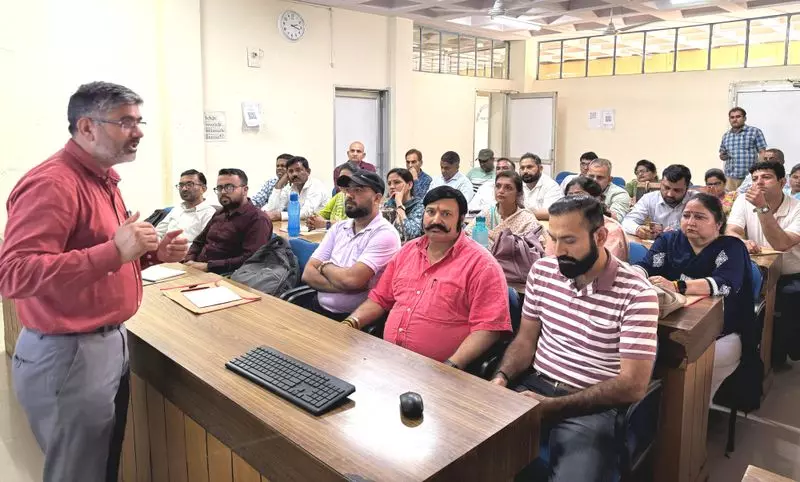Haryana : शिक्षकों से पर्यावरण जागरूकता बढ़ाने का आग्रह Haryana : शिक्षकों से पर्यावरण जागरूकता बढ़ाने का आग्रह