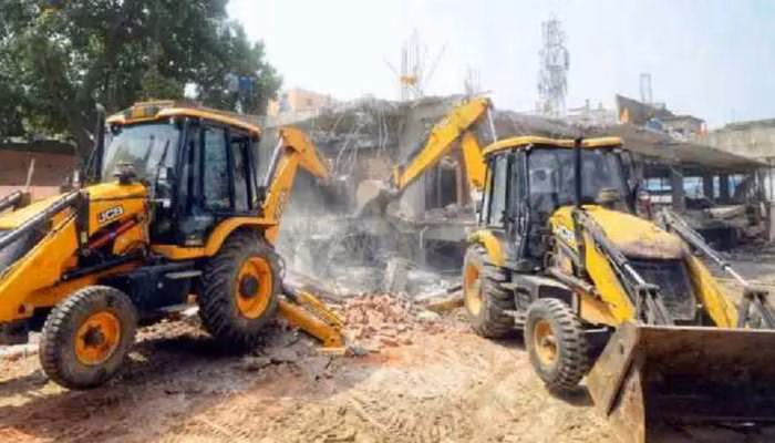 Lucknow: ऐशबाग में बाबा का बुलडोजर, अवैध निर्माणों के खिलाफ कड़ी कार्रवाई Lucknow: ऐशबाग में बाबा का बुलडोजर, अवैध निर्माणों के खिलाफ कड़ी कार्रवाई