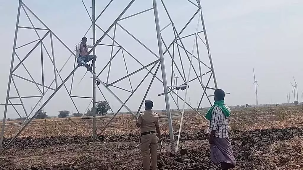 ठेकेदारों पर उत्पीड़न का आरोप: अपनी जमीन खो चुके किसानों का आक्रोश ठेकेदारों पर उत्पीड़न का आरोप: अपनी जमीन खो चुके किसानों का आक्रोश