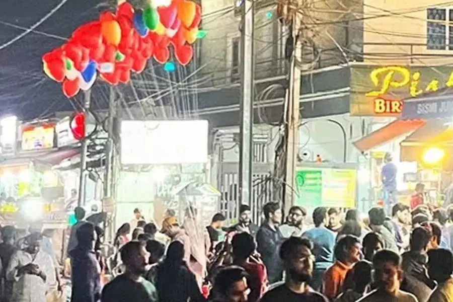 सड़क चौड़ीकरण के कारण डीएलएफ फूड स्ट्रीट जल्द ही बंद हो जाएगी सड़क चौड़ीकरण के कारण डीएलएफ फूड स्ट्रीट जल्द ही बंद हो जाएगी